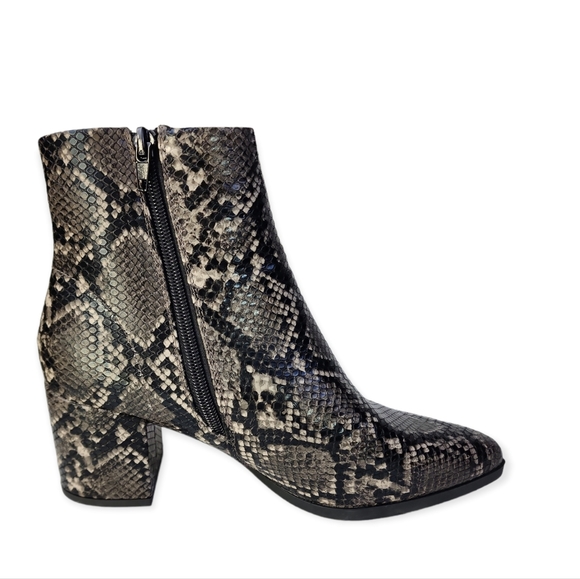 NWOB Madden Girl Dafnii Snake Print Ankle Boots Women's Size 6.5 Gray Black - Picture 2 of 9